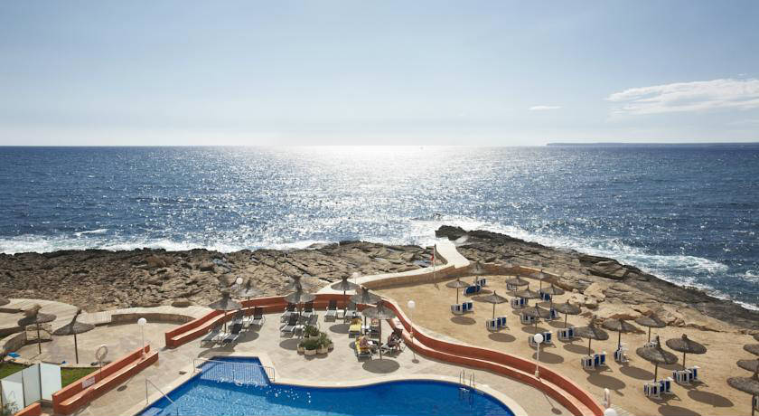 Piscina con vistas al mar del Hotel Cabo Blanco en Mallorca