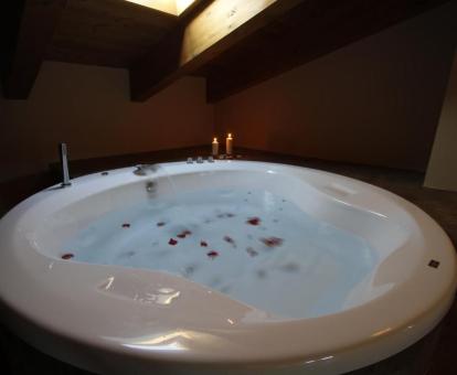 Bañera de hidromasaje privada circular en la suite dúplex del hotel.