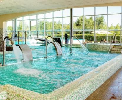 Foto de la piscina cubierta disponible todo el año con chorros de hidroterapia del spa.