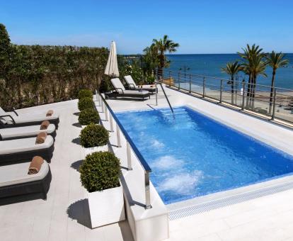 Foto de la piscina con hidroterapia al aire libre del hotel.