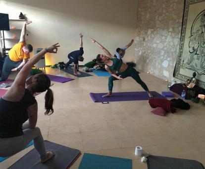 Foto de una de las sesiones de yoga organizadas en el hotel.