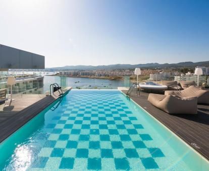 Agradable terraza con mobiliario y vistas al mar de este hotel solo para adultos.