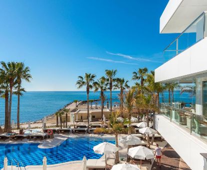 Exteriores de este hotel solo para adultos en primera línea de playa con piscina y terrazas con mobiliario.