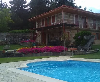 Edificio de este hotel rural con piscina y amplios jardines.