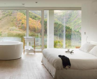 Foto de una de las suites con bañera y hermosas vistas.