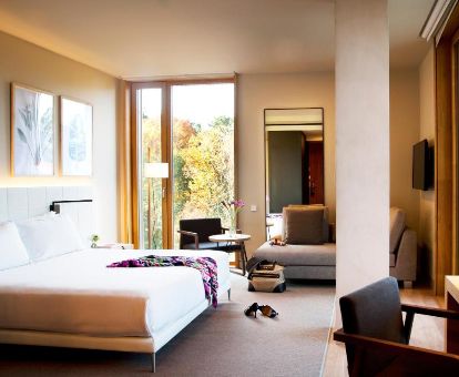 Maravillosa habitación con vistas de este elegante hotel ideal para parejas.