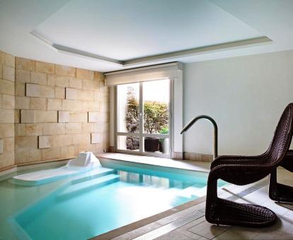 Foto de la acogedora piscina con chorros del spa.