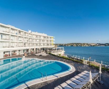 Amplia zona exterior con piscina y vistas al mar de este moderno hotel solo para adultos.