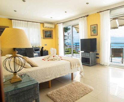 Maravillosa suite con amplios ventanales y vistas al mar de este hotel solo para adultos.