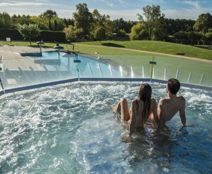 Foto de las instalaciones de spa con hermosas vistas a los jardines del hotel.