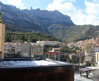 Foto del gran jacuzzi en la terraza del apartamento de 3 dormitorios donde tenemos unas fantásticas vistas a Monistrol.