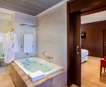 Foto de la habitación con bañera de hidromasaje del hotel Barceló Granada Congress