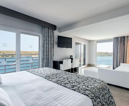 Hermosa suite junior con amplios ventanales y vistas al mar de este hotel solo para adultos.