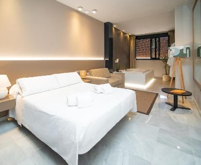 Habitación Doble Superior con bañera de hidromasaje de este maravilloso hotel ideal para parejas.