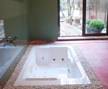 Foto de la bañera de hidromasajes de una de las habitaciones del alojamiento.