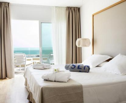 Foto de la Suite con balcón y vistas al mar.