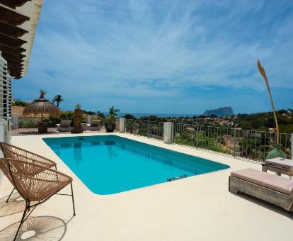 Terraza solarium con piscina y fabulosas vistas de este hotel solo para adutos.