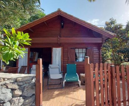 Acogedora cabaña de madera independiente ideal para estancias en pareja.