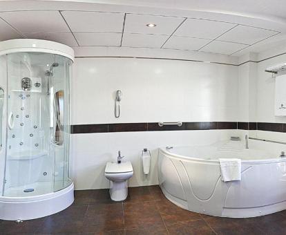 Amplio baño con jacuzzi privado y ducha de hidromasaje de la suite del hotel.