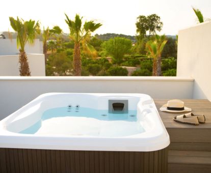 Foto de la bañera de hidromasajes privada al aire libre de una de las villas del alojamiento.