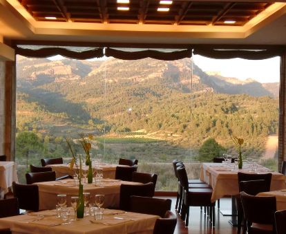 Comedor con maravillosas vistas al paisaje de este hotel solo para adultos.