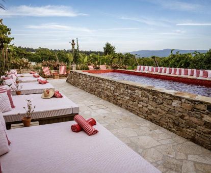 Terraza solarium con piscina y vistas a la naturaleza de este hotel rural.