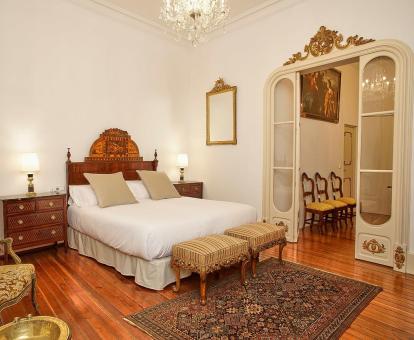 Una de las elegantes habitaciones de estilo tradicional de este hotel acogedor.
