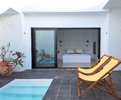 Dormitorio con terraza y piscina privada del apartamento de este coqueto hotel solo para adultos.