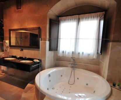 Foto de la bañera de hidromasajes privada de la suite.