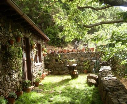 Hermosa casa rural de cuento rodeada de vegetación, ideal para desconectar en pareja.