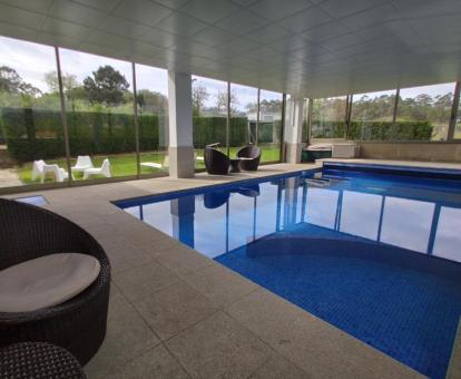 Foto de la piscina cubierta disponible todo el año de esta casa independiente.