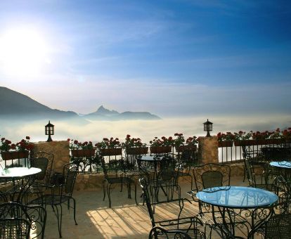 Coqueta terraza con comedores exteriores y maravillosas vistas al paisaje que rodea el hotel.