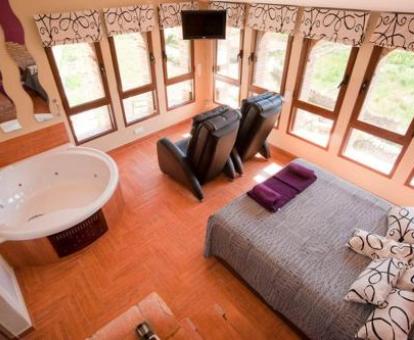 Foto del dormitorio de la villa con vistas a la naturaleza y bañera de hidromasajes privada.