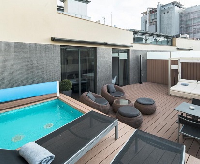 Foto de la espectacular terraza de la habitación doble deluxe con mobiliario y con la piscina privada en un altillo donde te puedes bañar con tu pareja en total intimidad.
