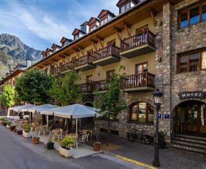 Edificio de este acogedor hotel a los pies de las montañas y cerca de rutas para hacer senderismo.