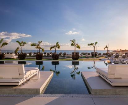 Foto de una de las piscinas al aire libre disponible todo el año de este lujoso hotel.