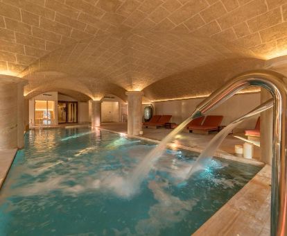 Hermoso espacio de bienestar con piscina de hidroterapia de este hotel solo para adultos.