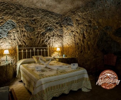 Foto de uno de los dormitorios de esta hermosa casa cueva con bañera de hidromasajes.