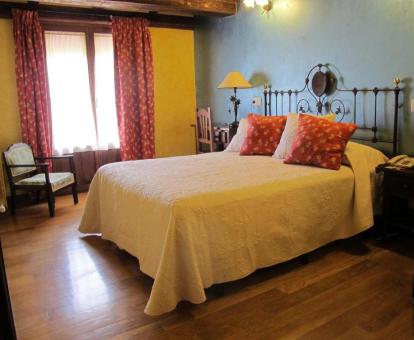 Foto de una de las habitaciones de estilo tradicional del hotel.
