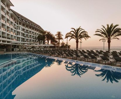 Hotel con gran piscina exterior y solarium en primera línea de playa.