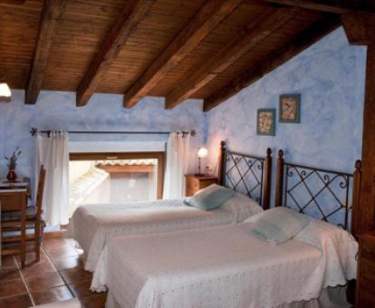 Foto de una de las habitaciones de estilo tradicional del alojamiento.