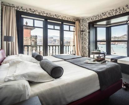 Foto de una de las habitaciones con vistas al mar del hotel.