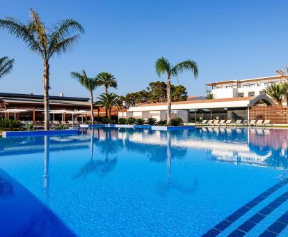 Foto de una de las piscinas al aire libre disponibles todo el año del hotel.