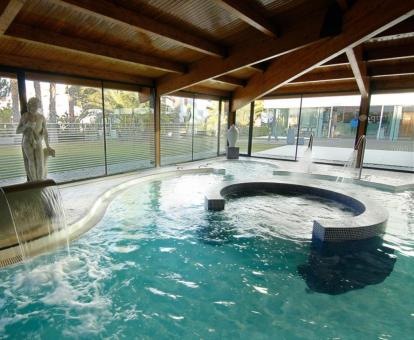 Foto de una de las piscinas interiores del spa disponible durante todo el año.