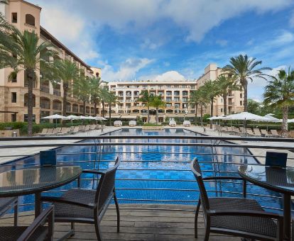 Gran piscina exterior de este elegante hotel ideal para sorprender a tu pareja.