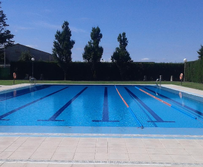 Piscina olímpica ubicada en el exterior de la casa Ca naleix verdu en Verdú