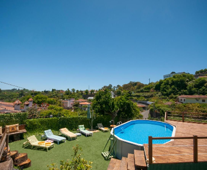 Hermosa piscina al aire libre con vista al pueblo. Las Calas de Valleseco en Valleseco