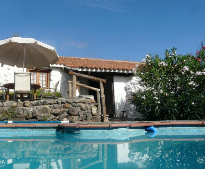 Piscina rectangular ubicada en el patio trasero de la Casa Pepa en Granadilla de Abona