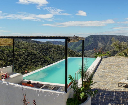 Piscina exterior ubicada en terraza y con fantástica vista hacia las montañas de Olías, Cortijo Juan Salvador