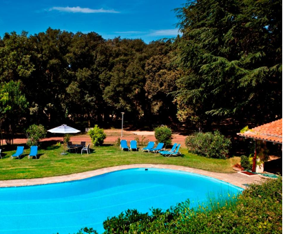 Piscina al aire libre ubicada en el jardin del Hotel Mas Jonquer en Vilanat